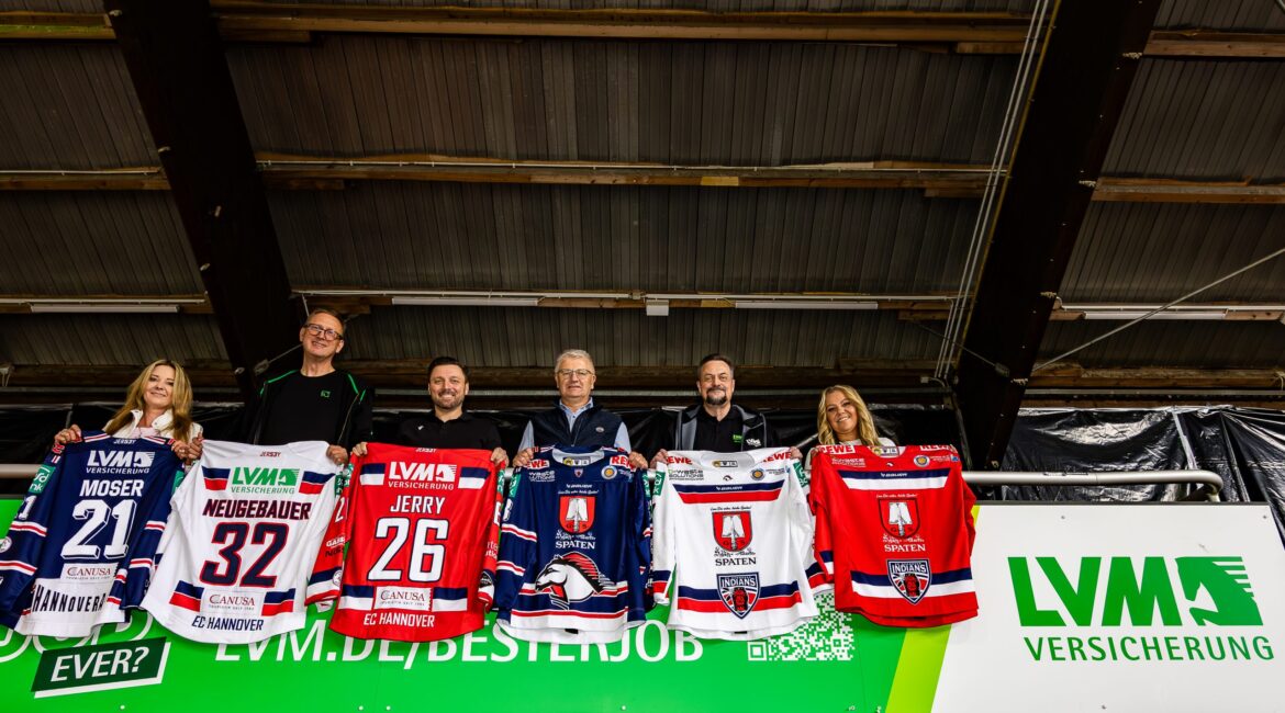 LVM Vertrauensleute präsentieren die Trikots der EC Hannover Indians: v.L. - Daniela Weyler, Bernd Klausing, Michael Sapich, Harald Meine, Karsten Wiese, Isabella Winkler
