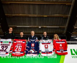LVM Vertrauensleute präsentieren die Trikots der EC Hannover Indians: v.L. - Daniela Weyler, Bernd Klausing, Michael Sapich, Harald Meine, Karsten Wiese, Isabella Winkler